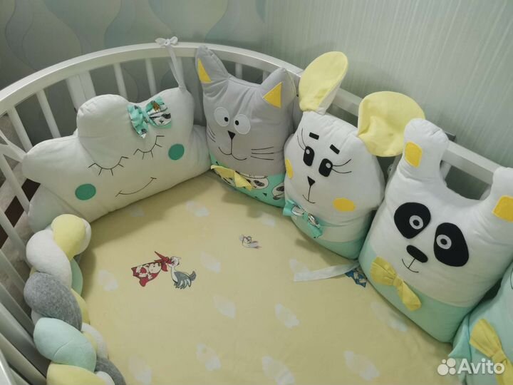 Детская кроватка с маятником