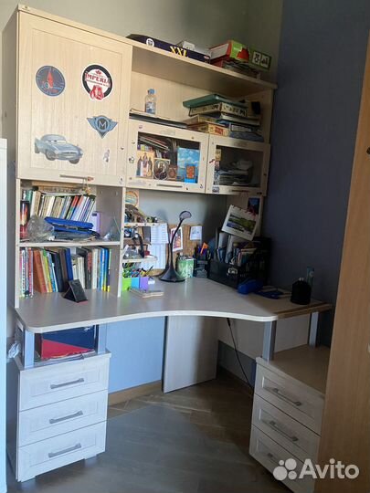 Стол для школьника угловой с тумбами и верхним