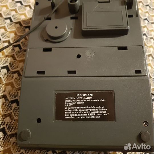 Кнопочный телефон из 1990-х гг. с прослушкой