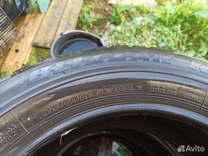 Bridgestone Blizzak Revo GZ 215/60 R17 96T