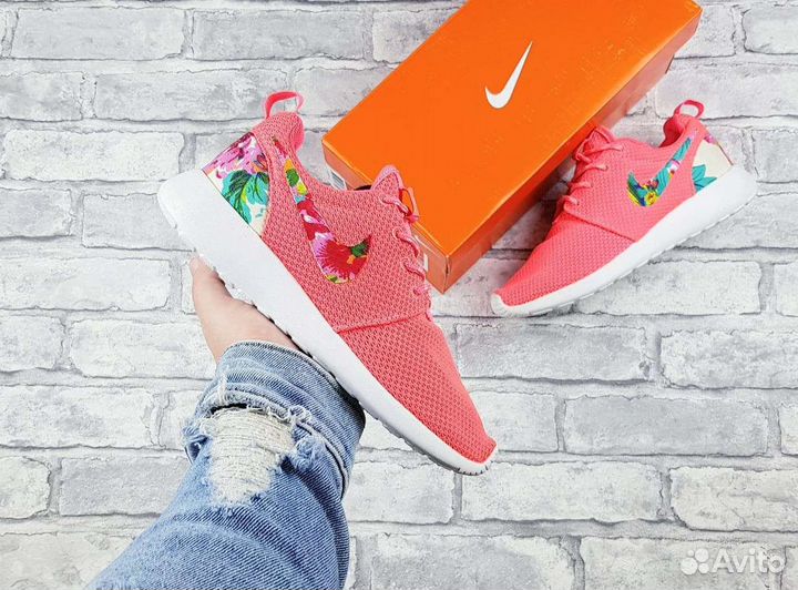 Женские кроссовки