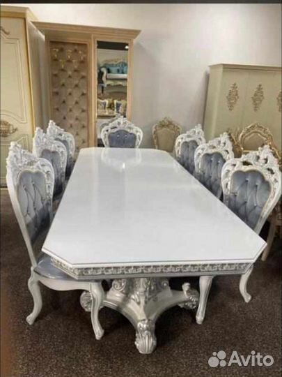 Стол и стулья