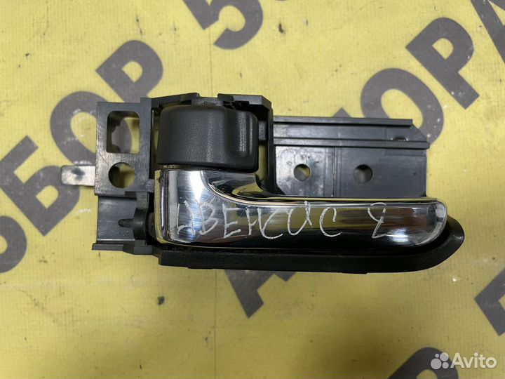 Ручка передняя левая внутренняя Toyota Avensis 2