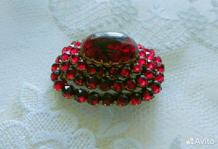 Антикварная брошь с большим гранатом кабошоно