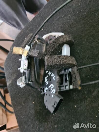 Замок боковой двери передний правый Nissan Juke