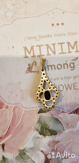 Золотой кулон с гранатом