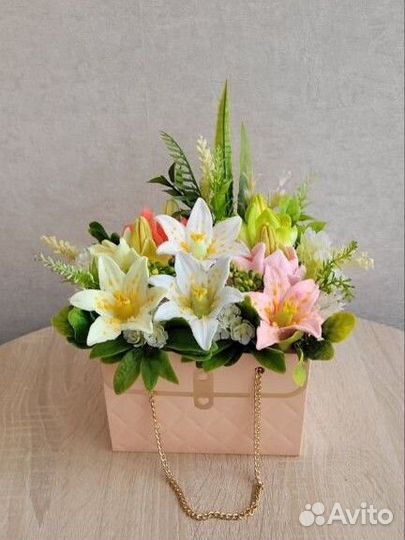 Букет нежных лилий в сумочке
