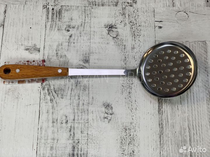 Шумовка малая, с деревянной ручкой