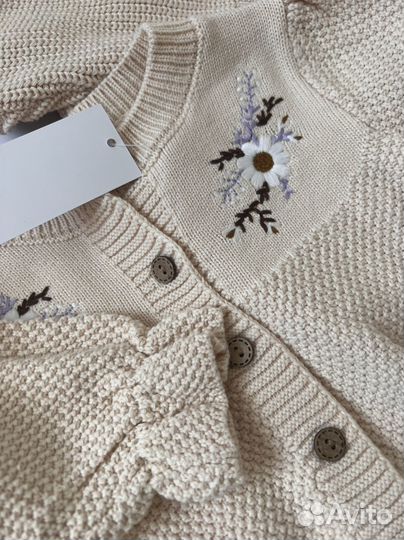 Вязаные комбинезоны и свитеры для малышей