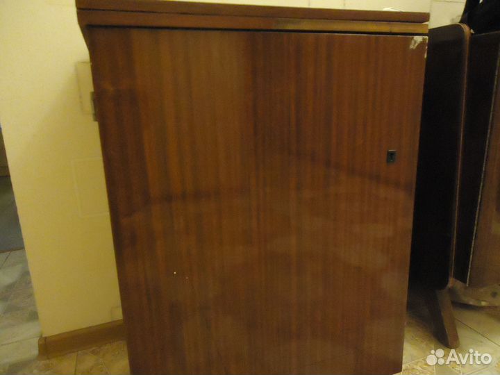 Швейная машинка с тумбой