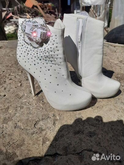 Ботильоны белые