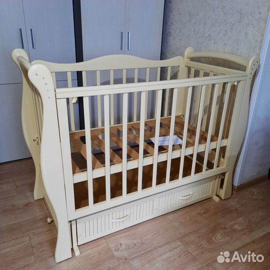 Детская кроватка с маятником и ящиком