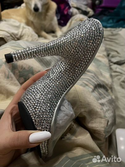 Инкрустация стразами