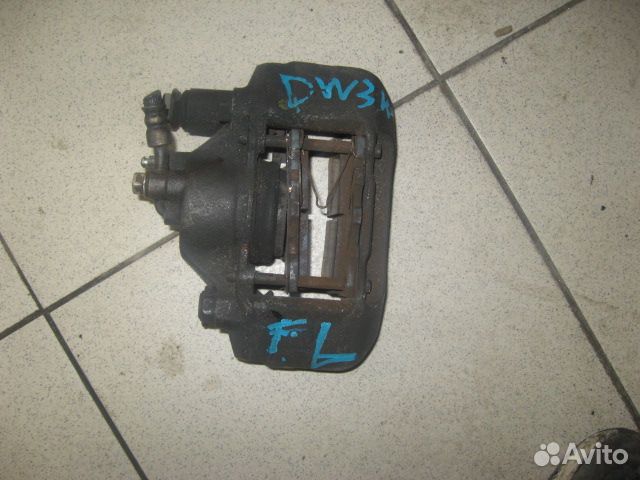 Суппорт перед лево mazda DW3W Demio '96-'02