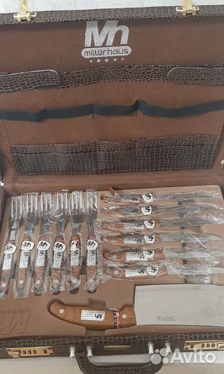 Набор ножей и вилок в чемодане