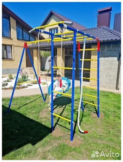 Уличный спорткомплекс с гнездом