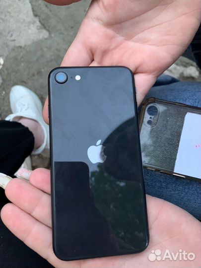 Телефон iPhone se 2020