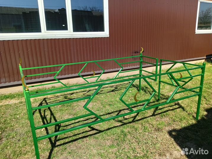 Оградки на кладбище. Столик и лавочка