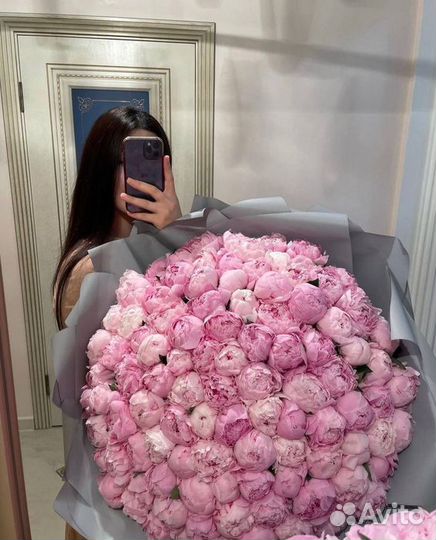 Букет из пионов сорта Альберт Круз в упаковке бело