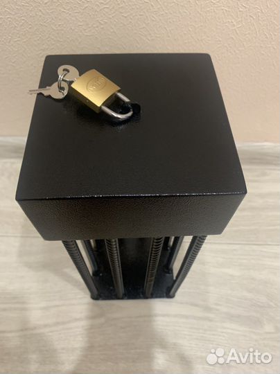 Оригинальный подарок «бутылка в клетке с гайками»