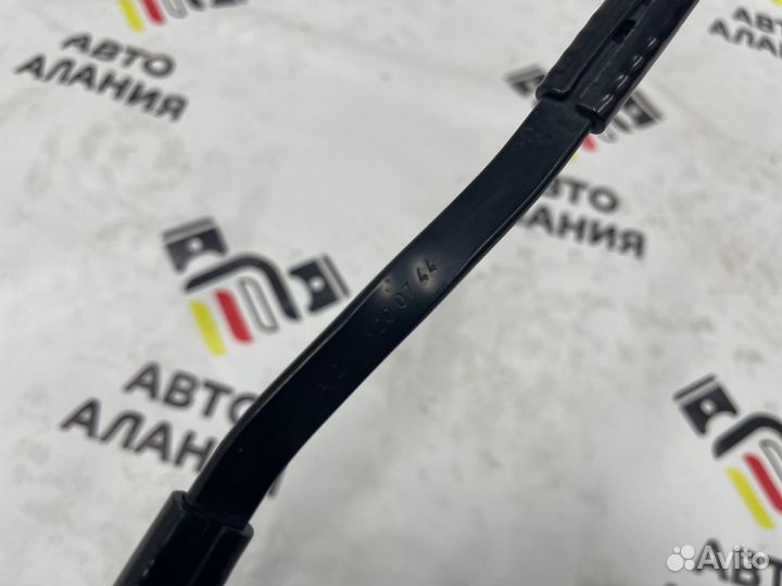 Поводок стеклоочистителя передний правый