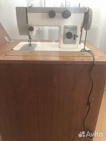 Швейная машина Чайка 143 с тумбочкой, ножным и эле