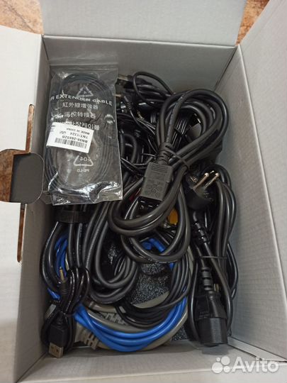 Коробка с различными проводами