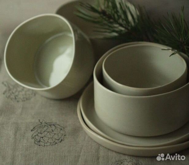 Керамическая посуда из мятой серий с веснушками