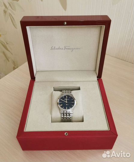 Часы женские Ferragamo