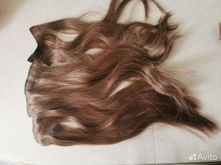 Волосы на заколках русые