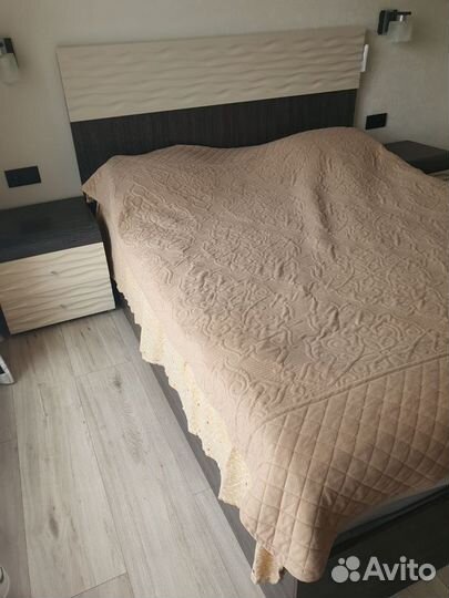Кровать двухспальная без матраса бу с тумбочками