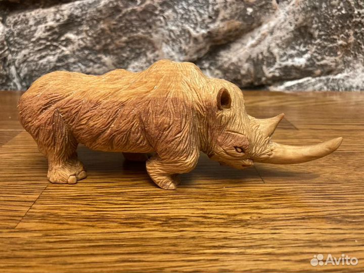 Фигурка шерстистого носорога из дерева