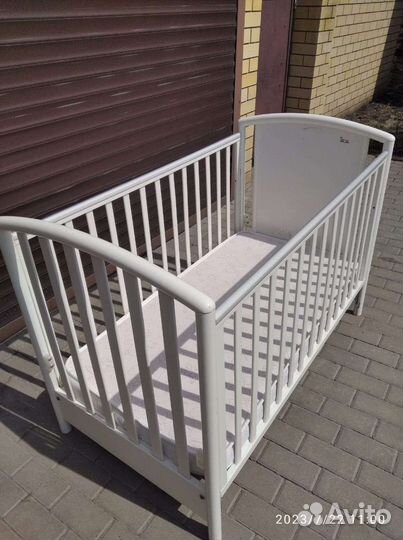 Продаю кроватку и комод