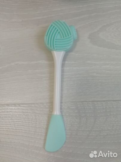 Силиконовая щеточка для умывания и очищения лица