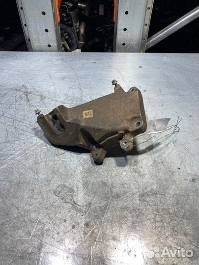 Кронштейн двигателя правый Mercedes S-Class W222