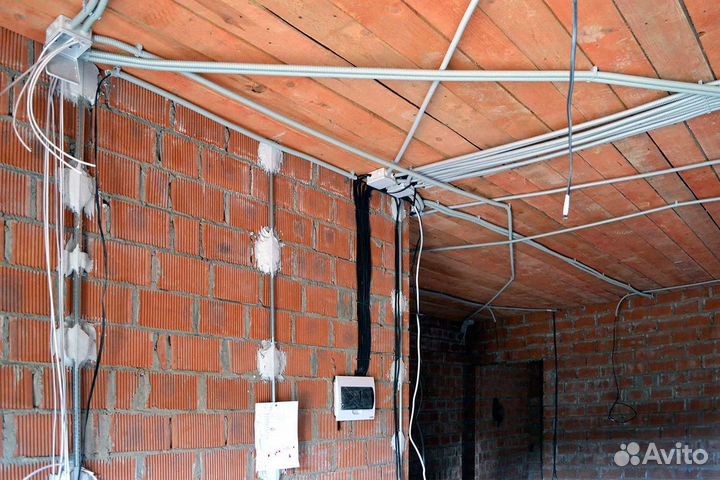 Прокладка кабеля в помещении(электрики,стаж 6лет)