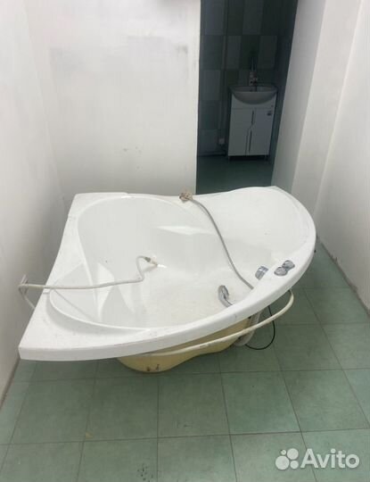 Ванна угловая бу 10т.р