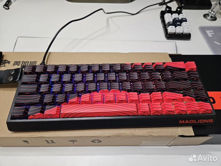 Магнитная клавиатура MAD 68 R