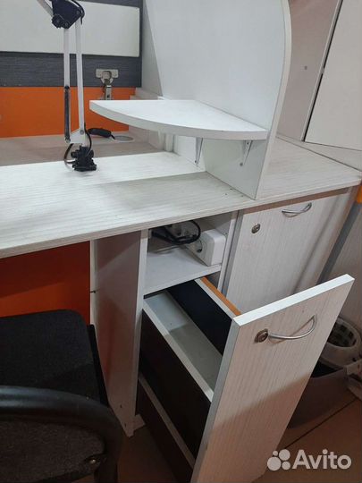 Остров для маникюра, нейл бар