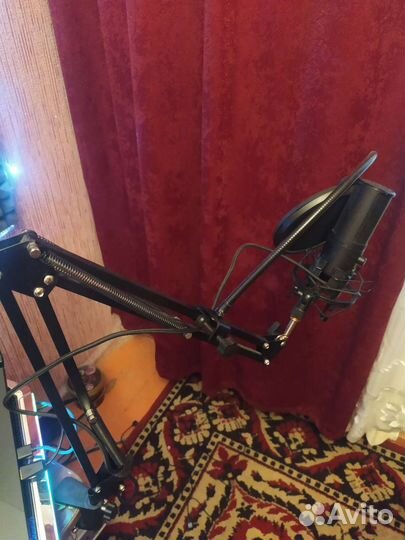 Микрофон Razer Seiren X со стойкой и поп фильтром