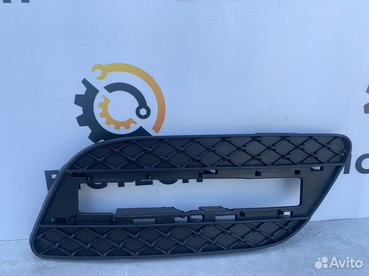 Решетка переднего бампера Mercedes A1668842222