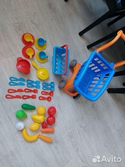 Тележка с посудой и продуктами