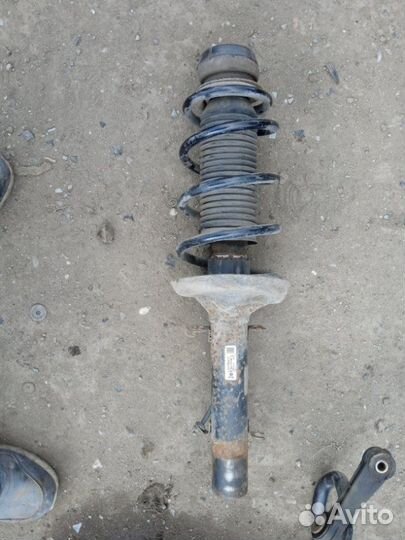 Стойка подвески передняя Skoda Octavia