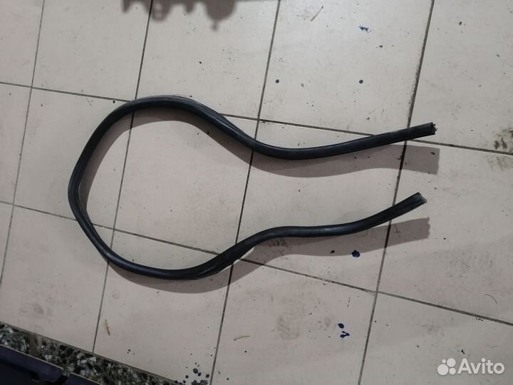 Уплотнитель капота Mercedes benz w210