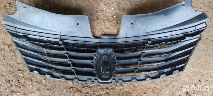 Передний бампер на рено логан с верхней решеткой