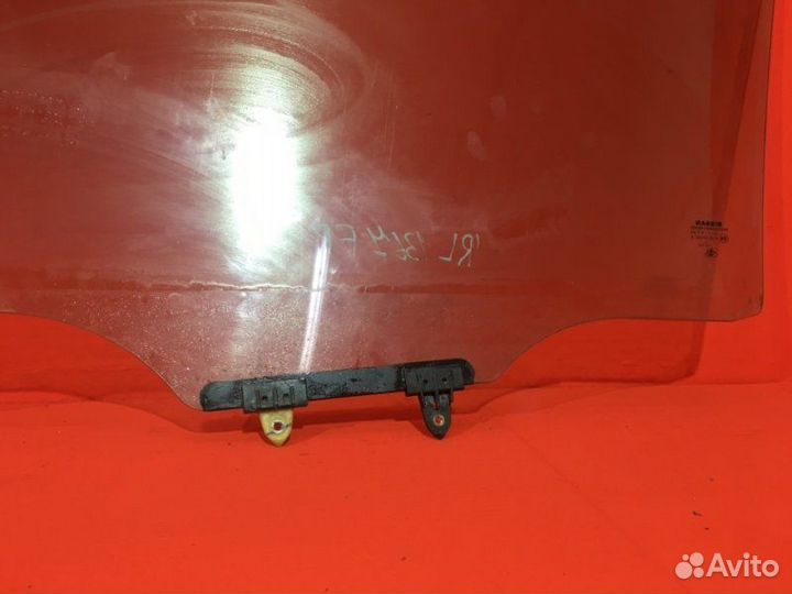 Стекло двери переднее правое Nissan Navara D40