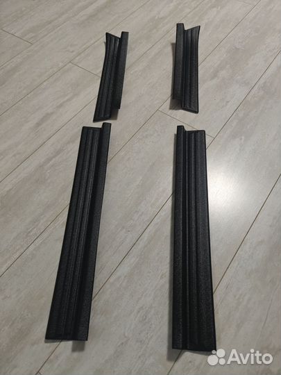 Накладки на пороги vesta