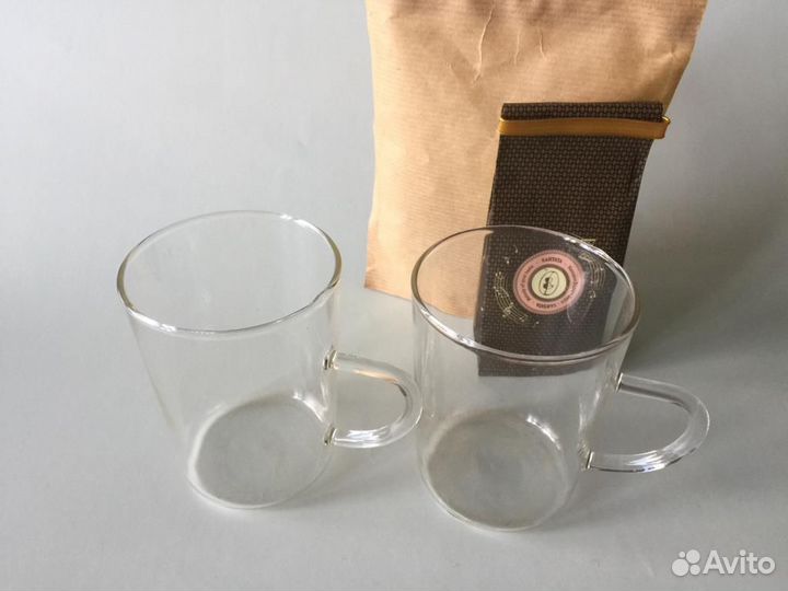 Стеклянный чайник и кружки