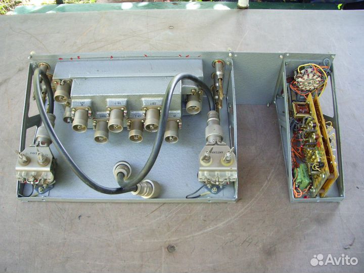 Из кунга армейской радиостанции стойка коммутации