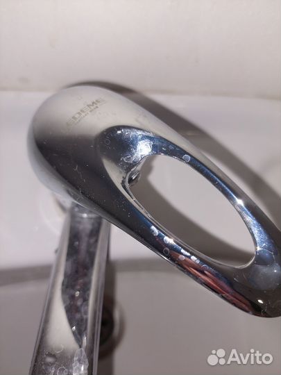 Сантехника от застройщикаванна, раковина, унитаз